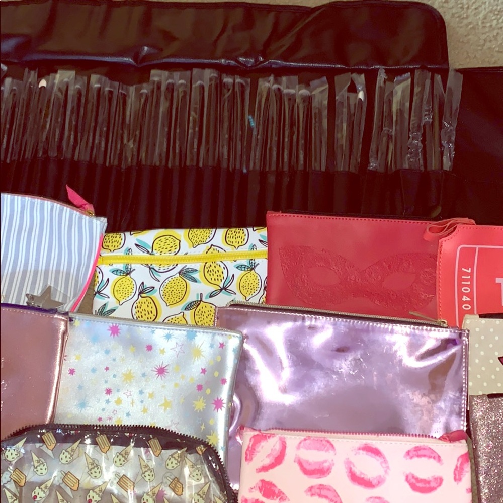make up brushes && make up bags